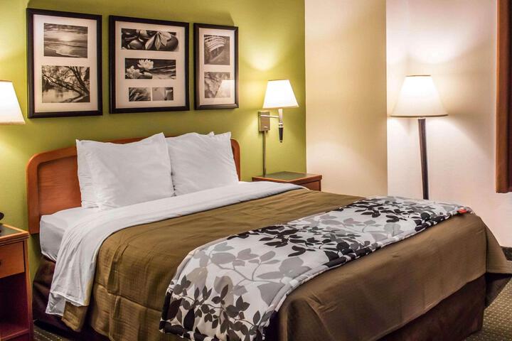 1 Queen Bed (20 of 35)
