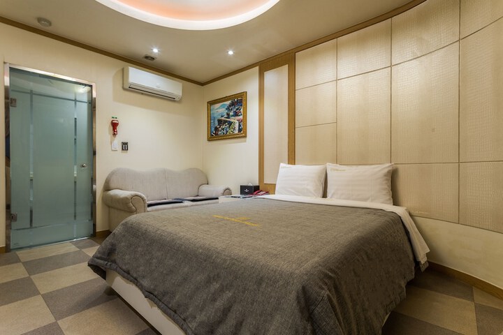 Room 3 of 31
