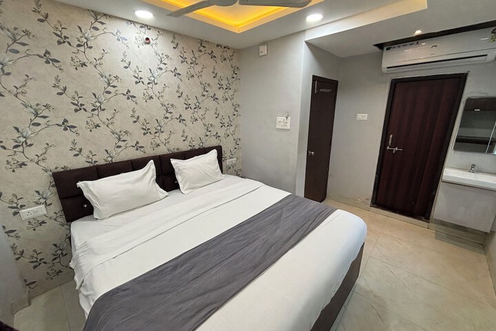 Room 5 of 16