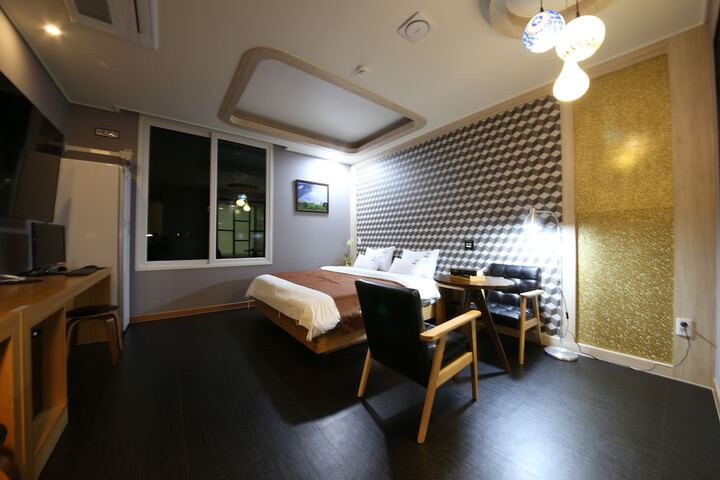 Room 5 of 33
