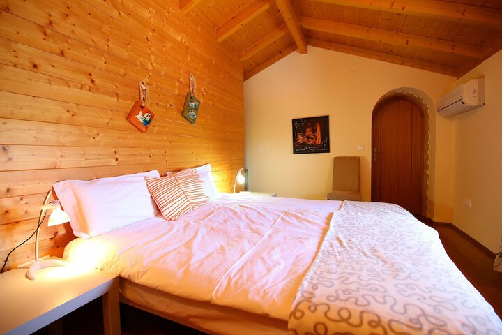 Room 3 of 92