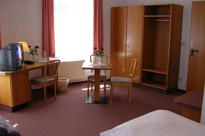 Room 3 of 10