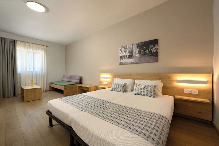 Room 34 of 180
