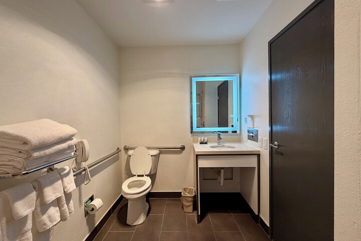 Room 32 of 48