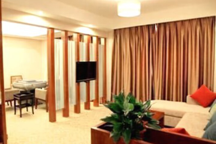 Room 2 of 6