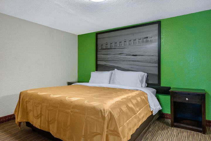 1 King Bed (4 of 27)