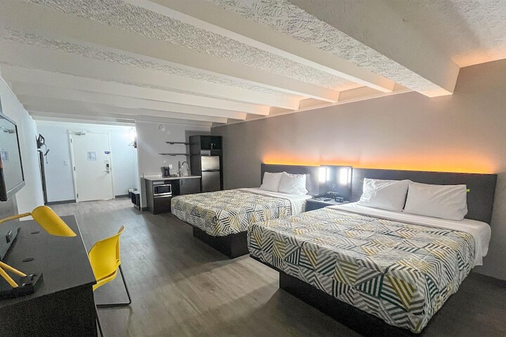 Room 6 of 11