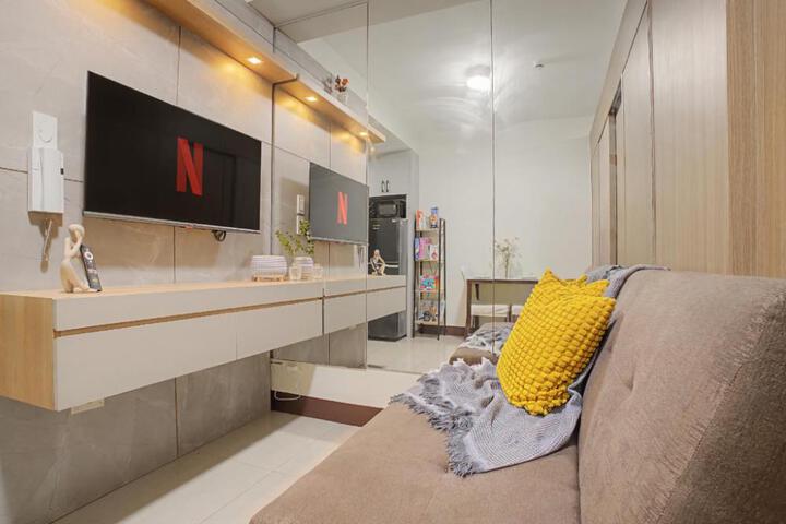Relaxing 1BR Balcony w / Pool View Free Parking