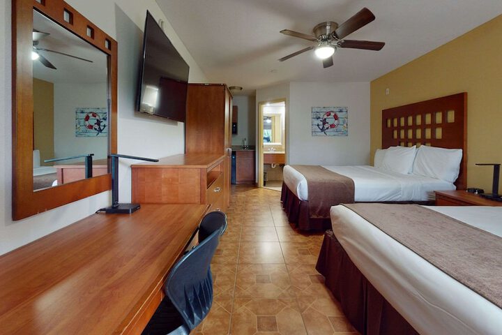 2 Queen Beds (47 of 49)