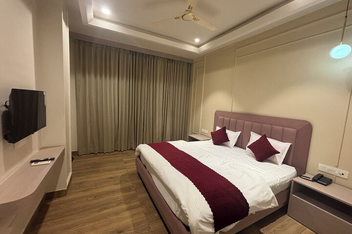 Room 10 of 30