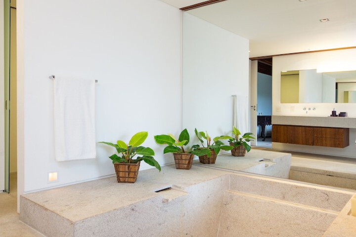 Room 3 of 193