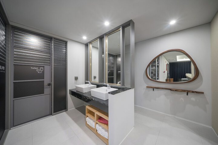 Room 46 of 83