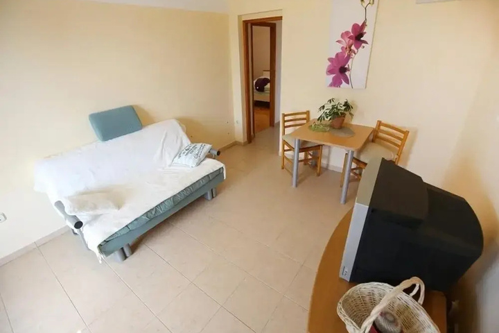 Room 4 of 12