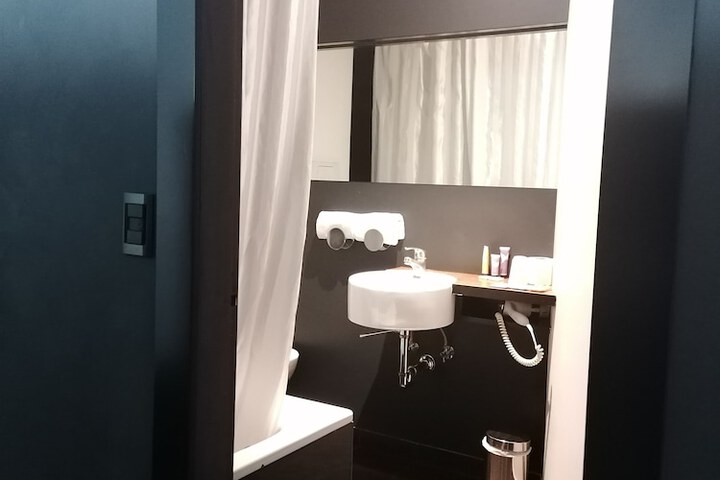 Room 44 of 99