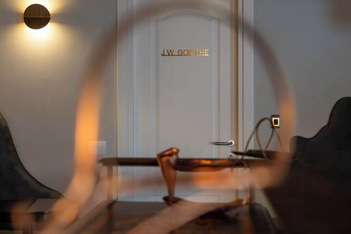 Lounge 103 of 120