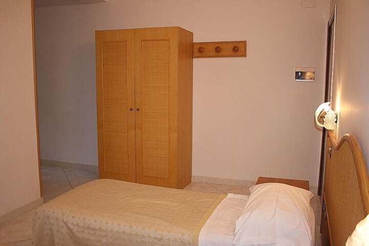 Room 8 of 33