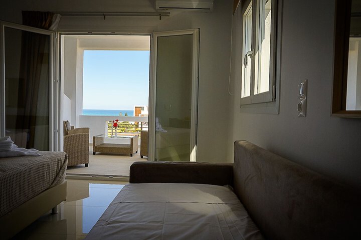 Room 2 of 77