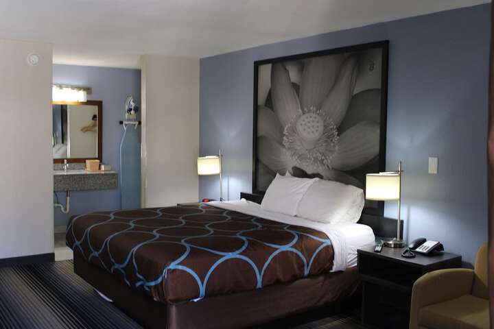 1 King Bed (4 of 8)