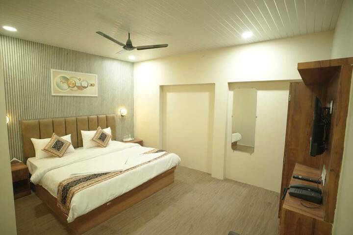 Room 9 of 15