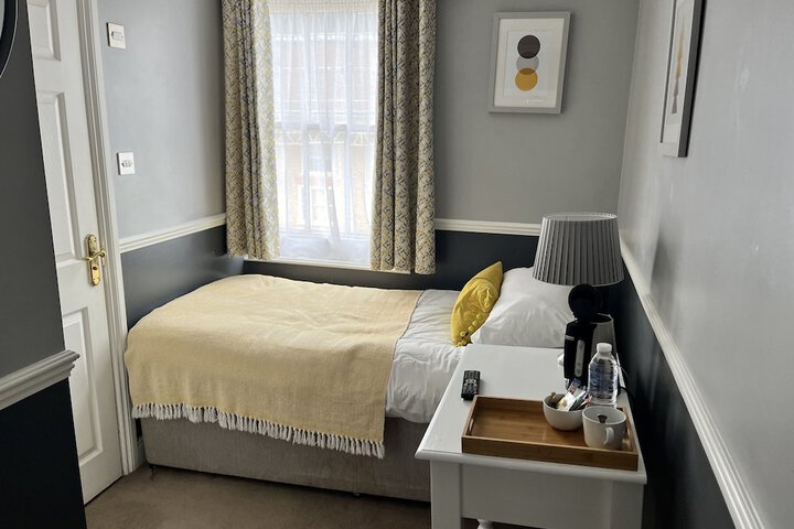 Room 9 of 18