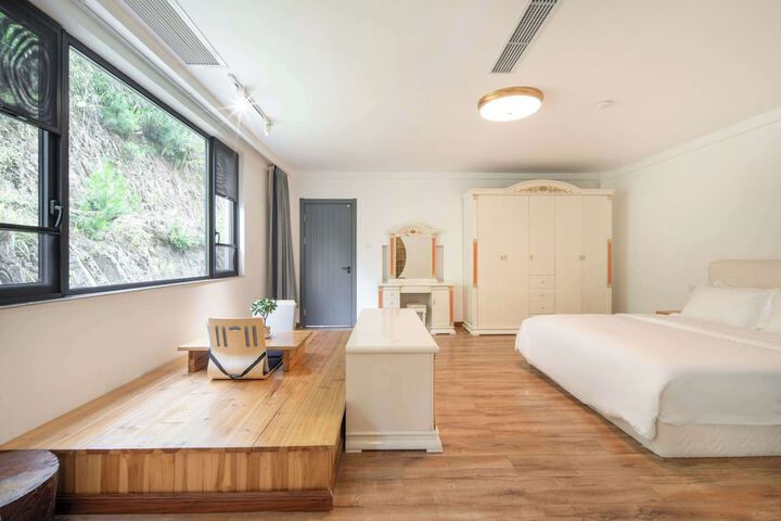 Room 10 of 170