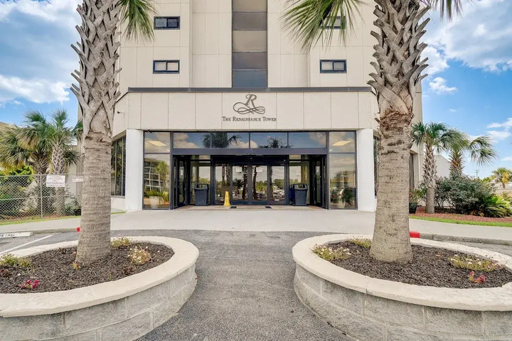 Beachfront Penthouse: Pools Tennis Courts, Views!