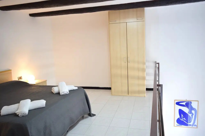 Room 4 of 12