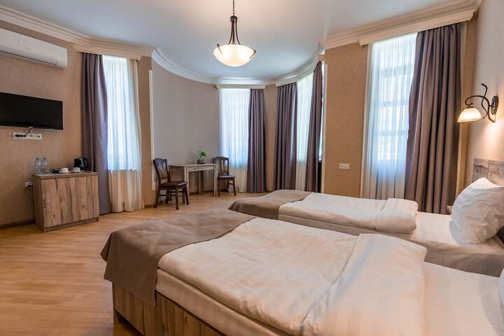 Room 3 of 86