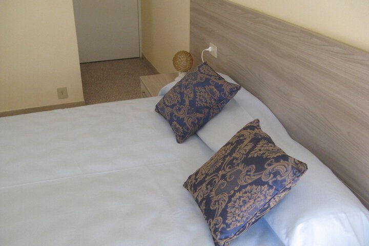 Room 7 of 136