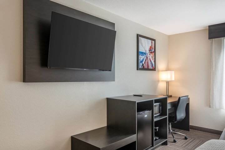 2 Queen Beds Microwave and Refrigerator Full Breakfast (5 of 13)
