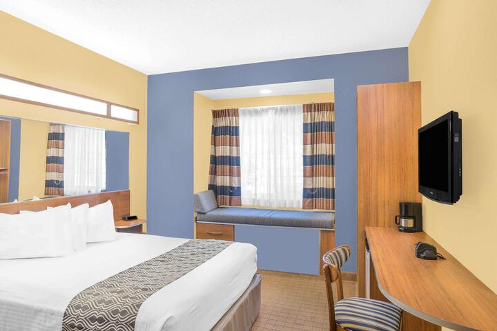 1 Queen Bed (10 of 23)