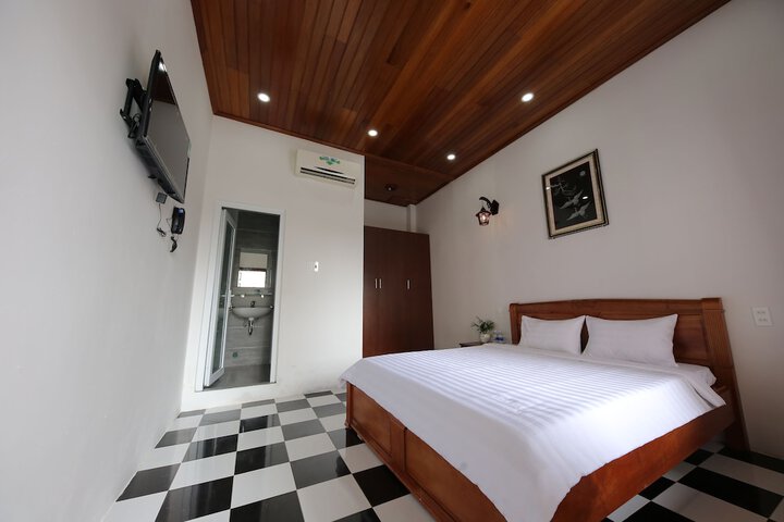 Room 5 of 16
