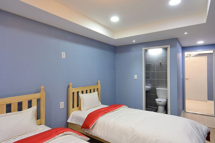 Room 11 of 48