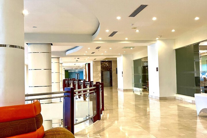 Ballroom/Hall 30 of 33