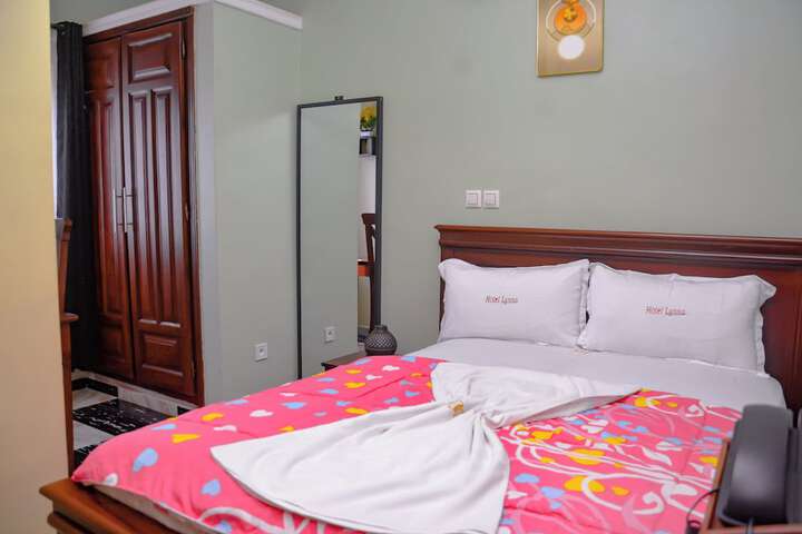 Room 4 of 122