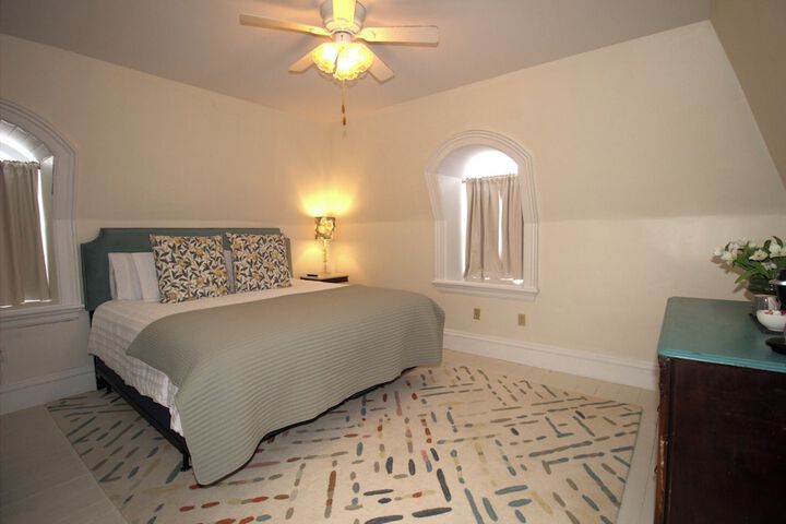 Room 4 of 9