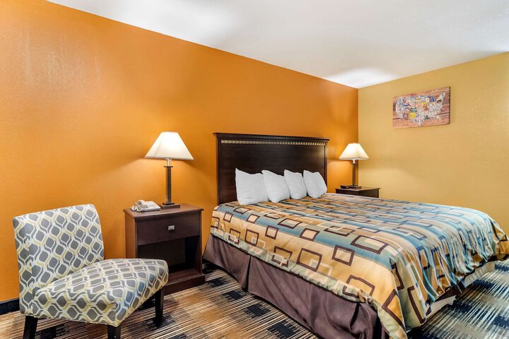 Room 12 of 28