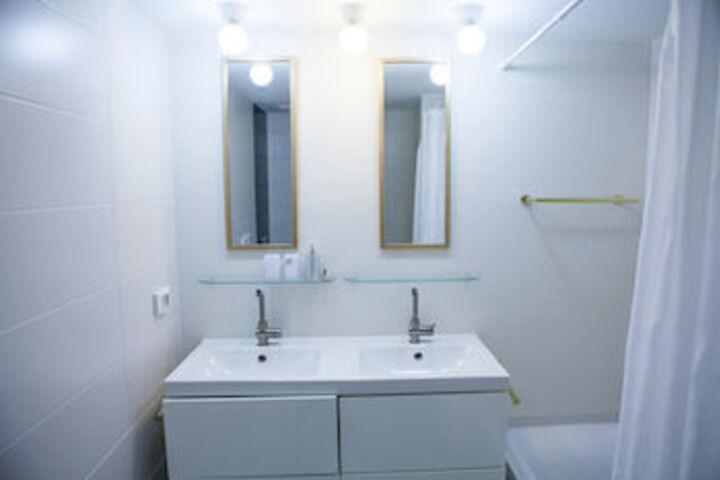 Room 18 of 120