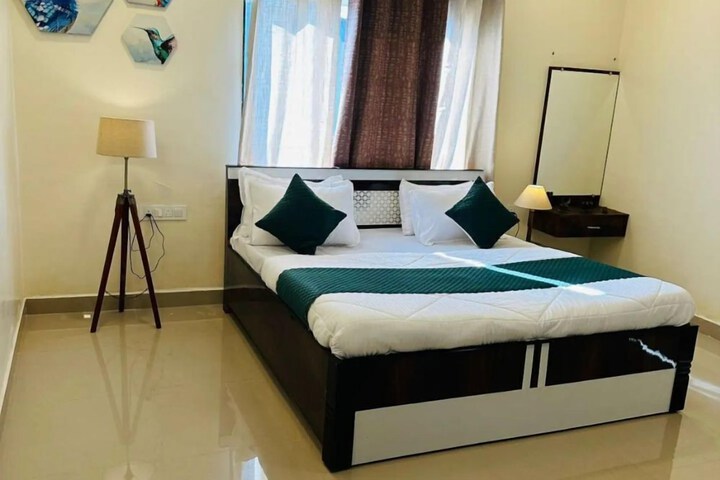 Room 9 of 11