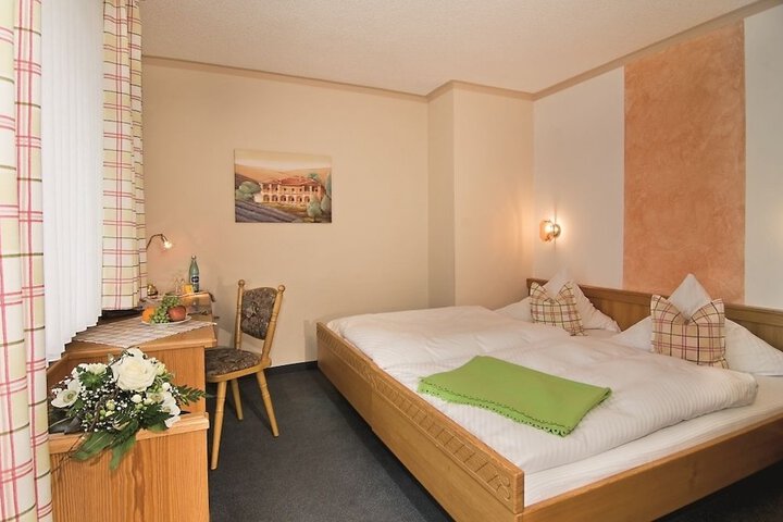 Room 3 of 28