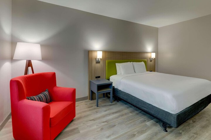 1 King Bed (6 of 14)
