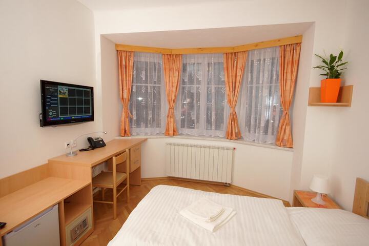 Room 2 of 38
