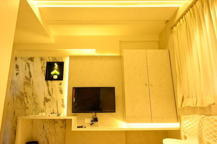 Room 5 of 12