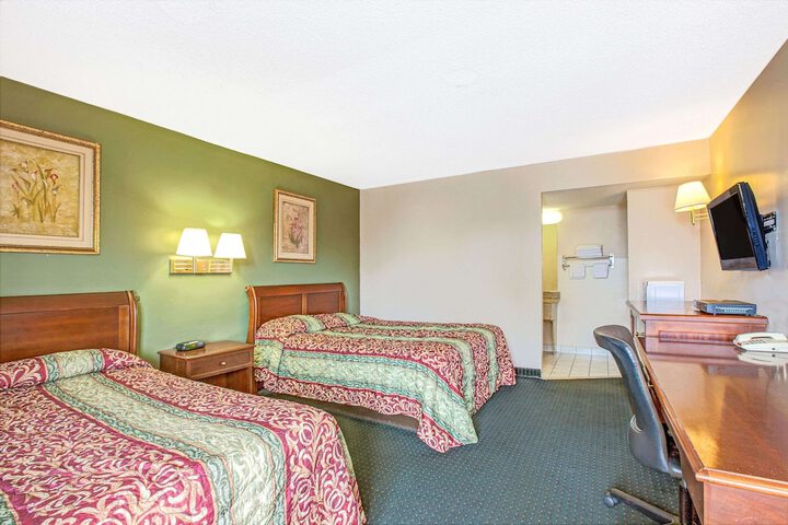 2 Queen Beds (6 of 7)