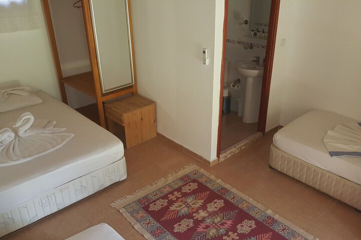 Room 4 of 102