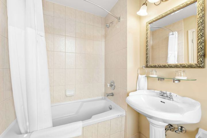 Suite 2 Queen Beds Sitting Area WiFi Coffee and Tea Maker Bathtub and Shower Continental Breakfast (16 of 29)