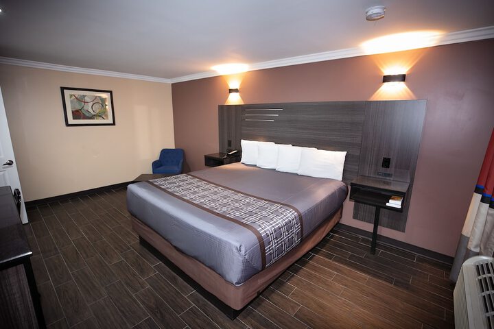 1 King Bed (7 of 21)