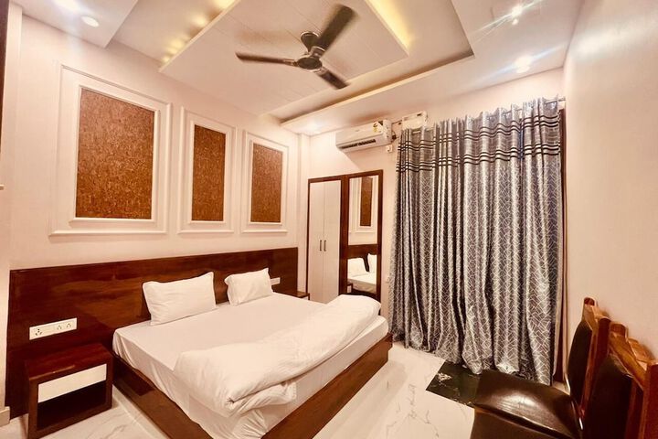 Room 11 of 24