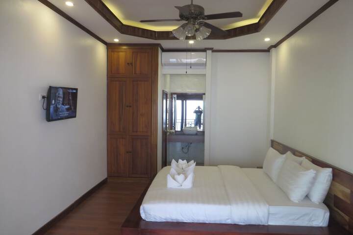 Room 8 of 32