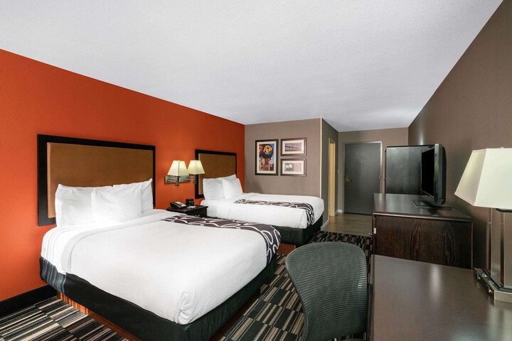 2 Double Beds (9 of 11)